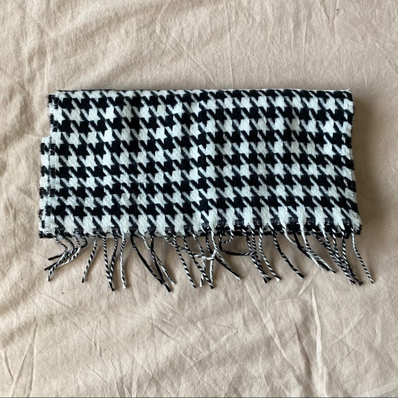 Cashmere scarf in black and white herringbone. - Picture 1 of 2